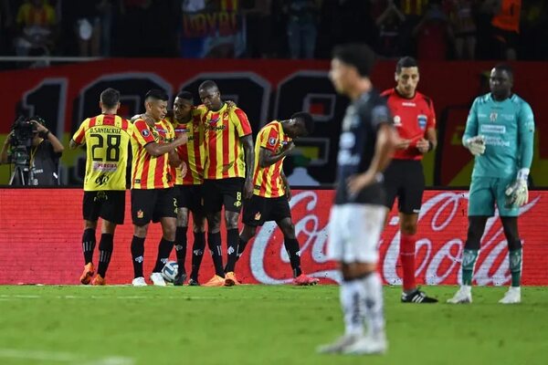 El paraguayo Santacruz le da el triunfo a Pereira ante Independiente del Valle - Fútbol Internacional - ABC Color