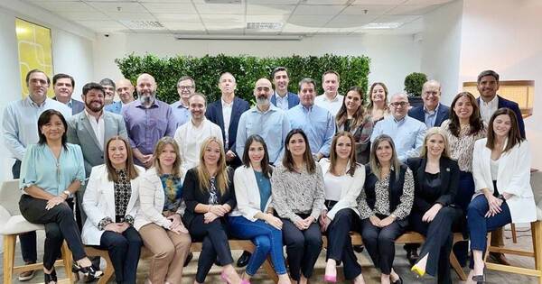 La Nación / Dialogan sobre el futuro de los roles de los CEOS
