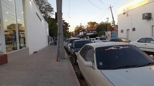 Cuidacoches están disconformes con el elevado precio del estacionamiento tarifado - Nacionales - ABC Color