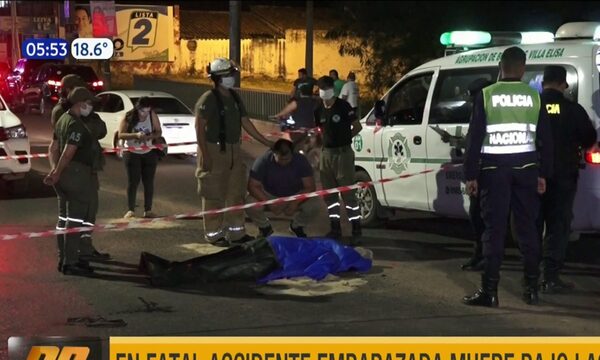 Embarazada que iba en moto muere tras quedar bajo las ruedas de un colectivo | Telefuturo