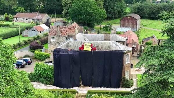 Diario HOY | Activistas burlan escasa seguridad y cubren de negro casa del primer ministro británico