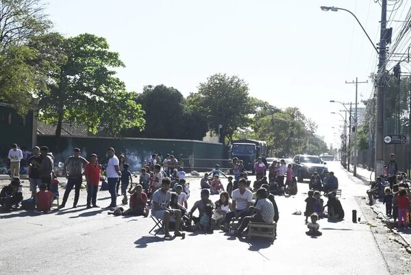 Indígenas cierran Artigas para exigir provisión de víveres para comunidades de Caaguazú - Nacionales - ABC Color
