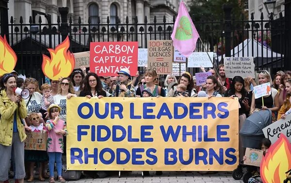 Activistas ambientales cubren de negro la casa del primer ministro británico - Mundo - ABC Color