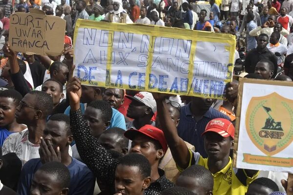 Níger: cientos de personas se congregan en Niamey para manifestar apoyo a golpistas - Mundo - ABC Color
