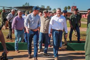 Mario Abdo Benítez y Santiago Peña visitan la base del CODI en Concepción - .::Agencia IP::.