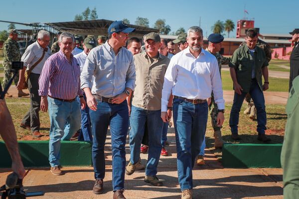 Mario Abdo Benítez y Santiago Peña visitan la base del CODI en Concepción - .::Agencia IP::.
