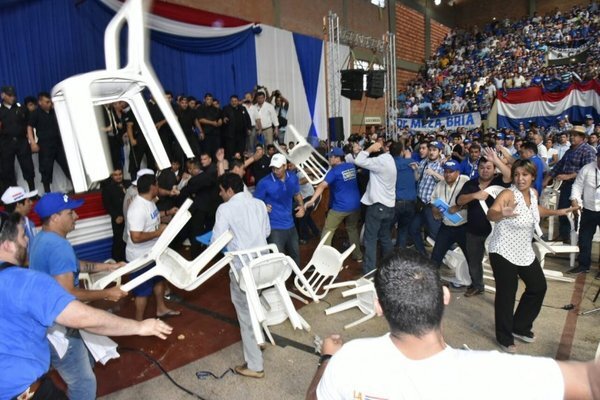 Diario HOY | Batalla a sillazos y extinción como partido, el miedo tras amenaza de expulsión "a patadas"