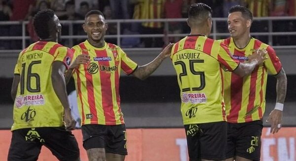 Versus / Danilo Santacruz, el héroe del Deportivo Pereira que saca ventaja sobre Independiente del Valle