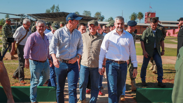 Mario Abdo y Santiago Peña se muestran juntos en actividad castrense en Concepción