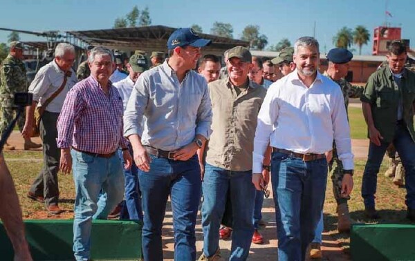 Mario Abdo y Santiago Peña se muestran juntos en actividad castrense en Concepción – Prensa 5