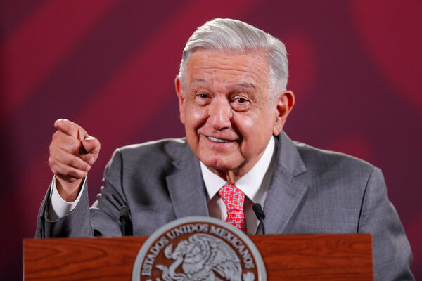 López Obrador considera exagerada la acusación de que sus libros escolares adoctrinan - MarketData