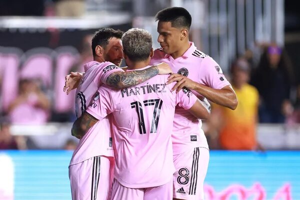 Vídeo: El ingreso de Diego Gómez en el debut y el festejo con Lionel Messi - Fútbol Internacional - ABC Color