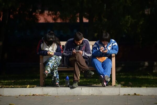 Video: China toma una drástica decisión sobre el uso de internet entre los jóvenes - Mundo - ABC Color