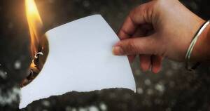 La Nación / ¿Sabés qué significa escribir el nombre de una persona en un papel y quemarlo?