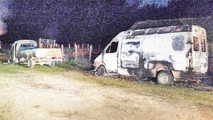 Mapuches destruyen escuela, iglesia y vehículos en Chile