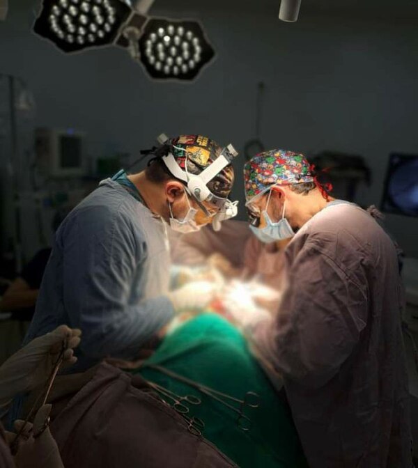Diario HOY | Exitosa primera cirugía de fijación anterior y posterior de columna lumbar