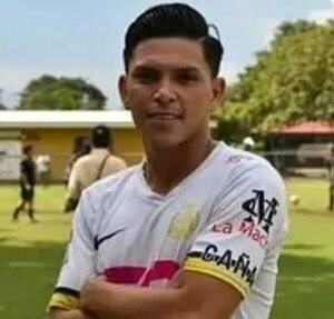Video: Futbolista murió tras tirarse a un río para bañarse pero un cocodrilo lo atacó - Policiales - ABC Color