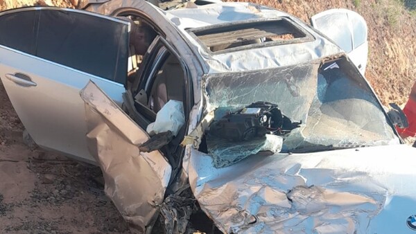 Automóvil dio seis vueltas tras aparatoso choque en Caacupé