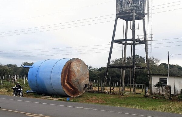 Víctimas piden sacar provecho de enorme tanque de agua expuesto como trofeo y símbolo del lamentable servicio – La Mira Digital
