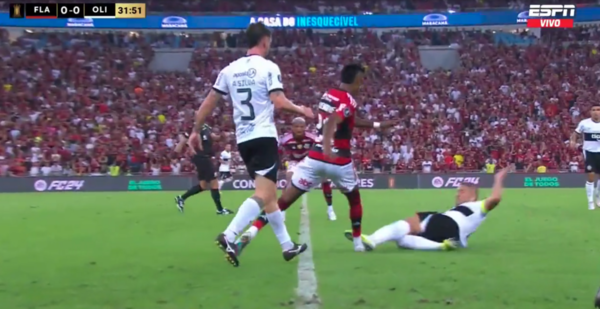 Versus / ¿Se salvó el capitán? La plancha de Richard Ortiz sobre Bruno Henrique