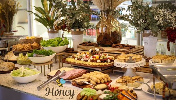 Los domingos son de brunch y Honey ofrece una experiencia gastronómica de buffet tenedor libre