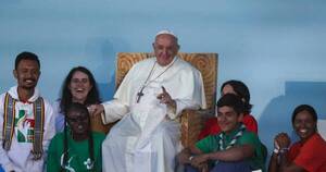 La Nación / Jóvenes católicos del mundo aclaman al papa