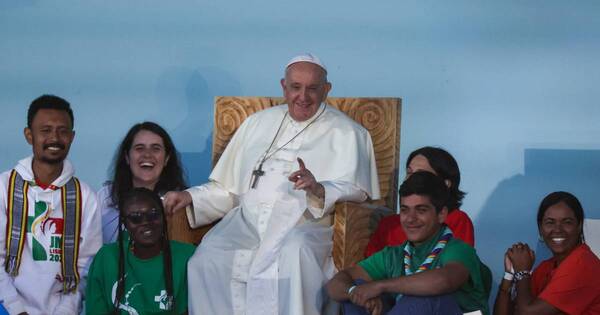 La Nación / Jóvenes católicos del mundo aclaman al papa