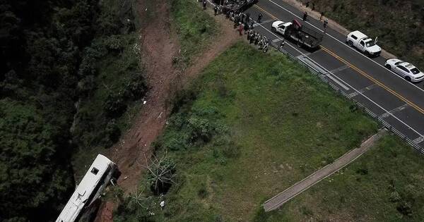 La Nación / México: 18 migrantes fallecen al caer bus en barranco