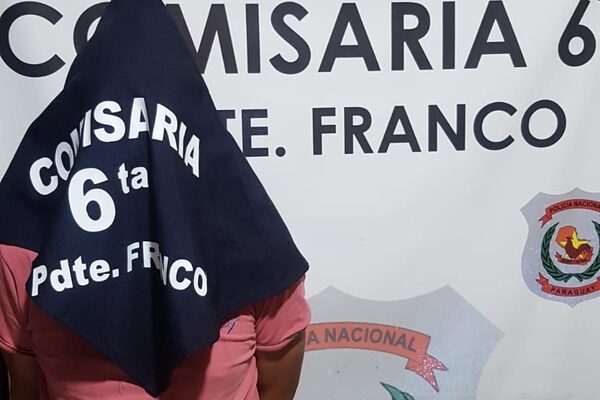 Transporte universitario impacta contra columna tras falla en frenos, conductor tenía orden de captura