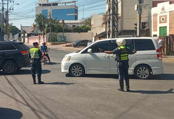 Diario HOY | Policía cierra Avda. Artigas por manifestación de indígenas