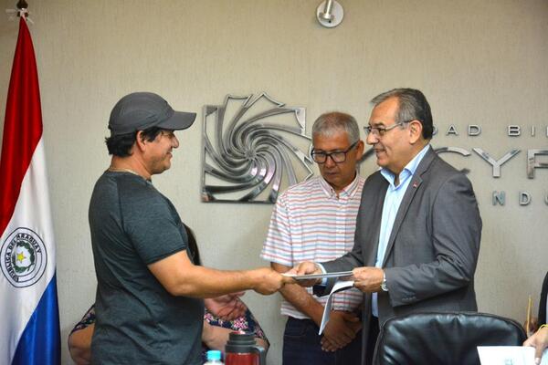 FAMILIAS REASENTADAS POR YACYRETÁ RECIBEN TÍTULO DE PROPIEDAD DE SUS VIVIENDAS