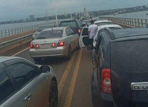 DETIENEN A DOS INDIVIDUOS POR COACCIÓN Y ADELANTAMIENTOS ILEGALES EN EL PUENTE INTERNACIONAL