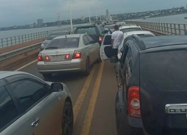 DETIENEN A DOS INDIVIDUOS POR COACCIÓN Y ADELANTAMIENTOS ILEGALES EN EL PUENTE INTERNACIONAL