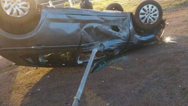 Vuelco fatal en la costanera de Saltos del Guairá: uno omanoite y a la otra no le pasó nada