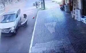 Arrollamiento mortal en Encarnación: camioneta arrastró a motoca