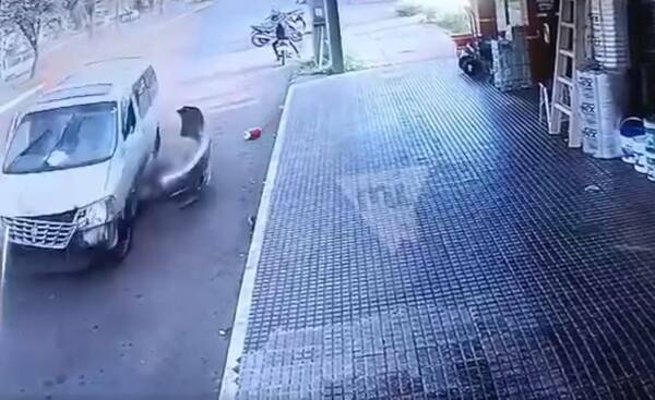 Arrollamiento mortal en Encarnación: camioneta arrastró a motoca
