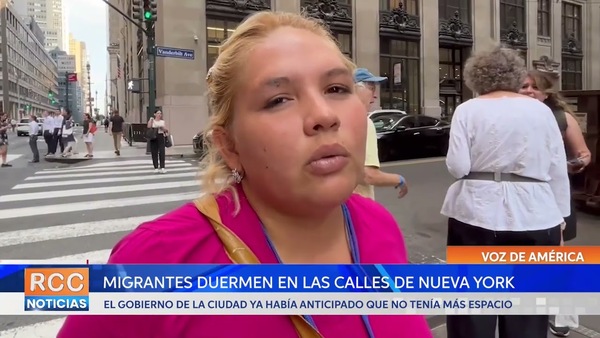 Migrantes duermen en las calles de Nueva York