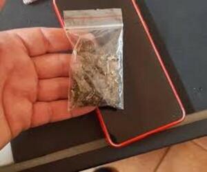 Encuentran marihuana en mochila de una estudiante