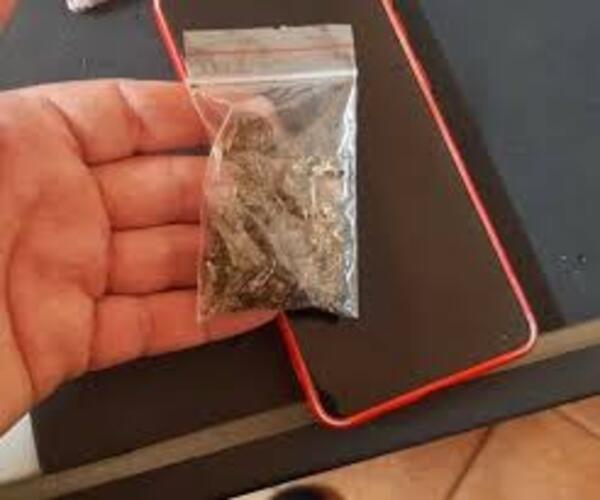 Encuentran marihuana en mochila de una estudiante
