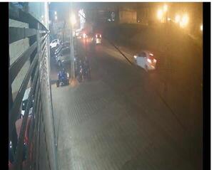 Diario HOY | VIDEO: Asaltantes despojan a joven de su motocicleta