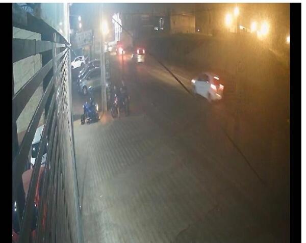 Diario HOY | VIDEO: Asaltantes despojan a joven de su motocicleta