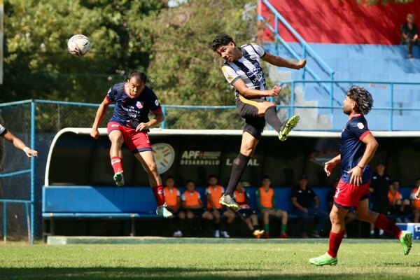 Versus / 12 de Santo domingo se aferra al liderato de la Primera C