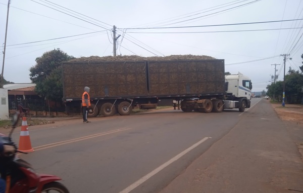 Pobladores de un barrio de San José, lamentan destrucción de una arteria al paso de camión de la AZPA - Noticiero Paraguay