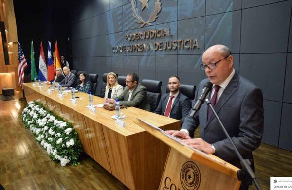 Distinguidos expositores en foro por el Día Mundial contra la Trata de Personas