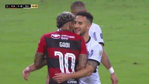 ¿No fue falta? Gabigol le dio besitos a pelotero de Olimpia