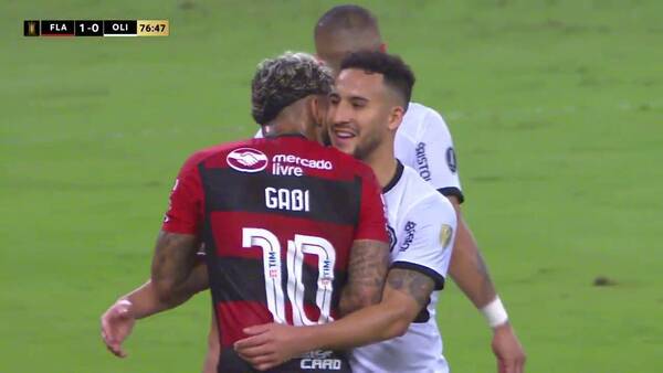 ¿No fue falta? Gabigol le dio besitos a pelotero de Olimpia