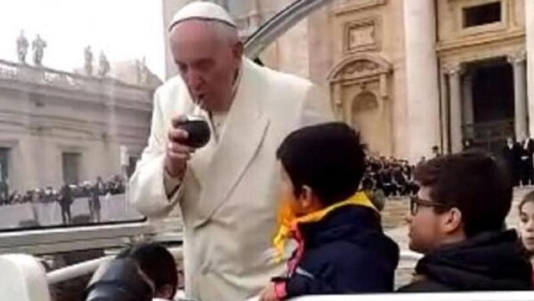Francisco saborea un mate en el papamóvil aclamado por una multitud en Lisboa