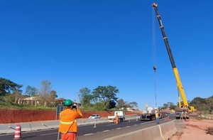Diario HOY | Variante de Caacupé: inicia montaje de vigas de la pasarela peatonal