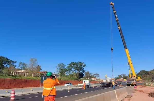 Diario HOY | Variante de Caacupé: inicia montaje de vigas de la pasarela peatonal
