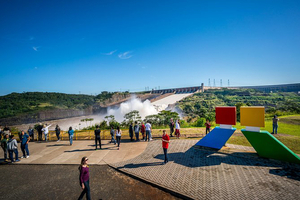 Visitas de turistas en el lado brasilero de Itaipu creció un 4% - La Clave